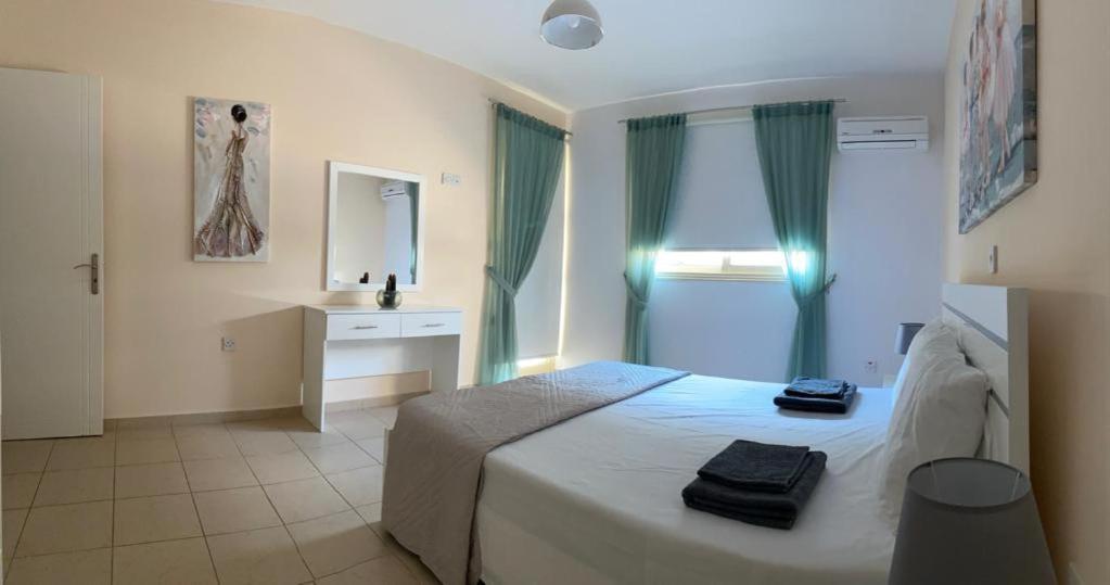 Royal Seacrest Residence Paphos Eksteriør billede